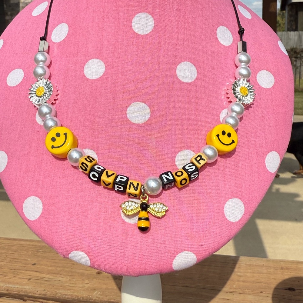 NWT! Smiley Face Beaded Bee Pearl Daisy Necklace